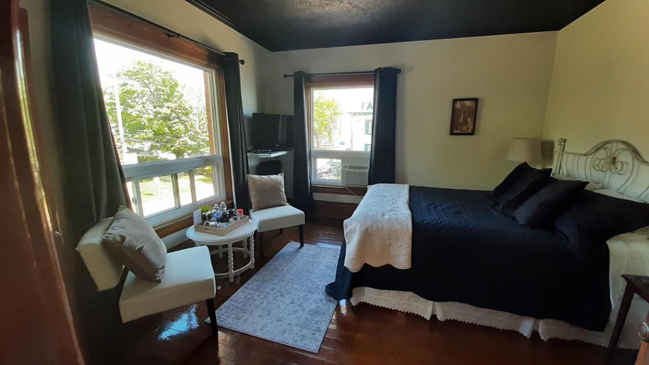 Stonewater Manor B&B Gananoque Eksteriør bilde